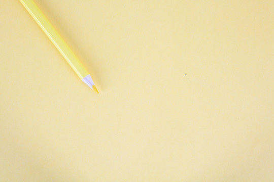 柔色背景上的彩铅笔