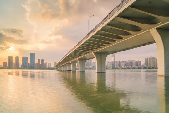 武汉沙湖大桥和城市建筑天际线