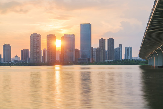 武汉沙湖大桥和城市建筑天际线