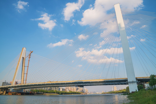 建造中的武汉月湖大桥和汉江风光
