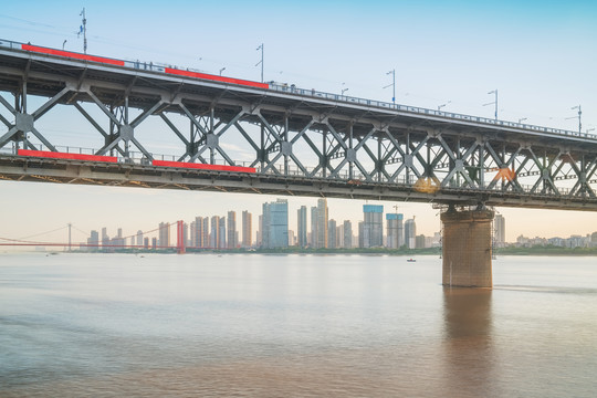 武汉长江大桥和城市建筑天际线