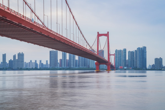 武汉鹦鹉洲长江大桥和城市天际线