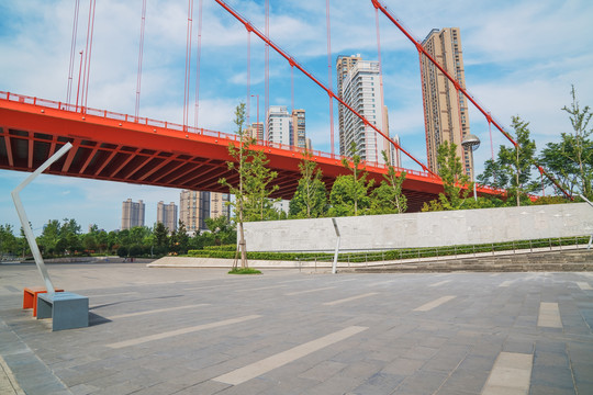 武汉鹦鹉洲大桥和汉阳公园广场
