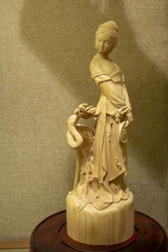 古典美女木雕