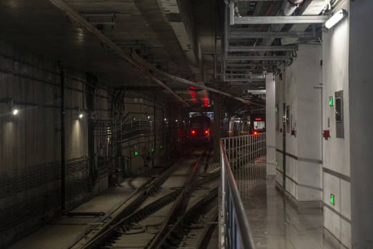 地铁隧道运行