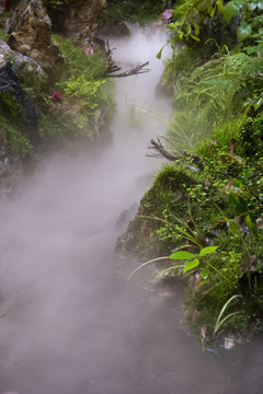 溪流绿岸水雾风景