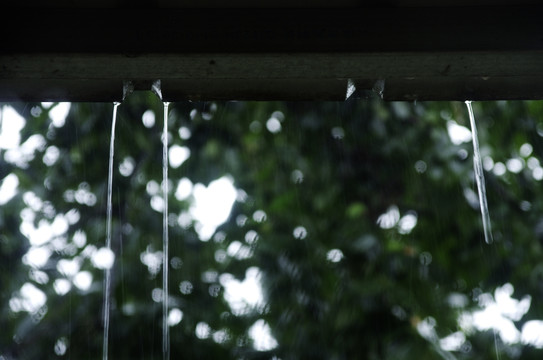 屋檐雨水连成线