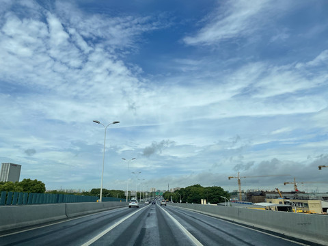 高速公路上的蓝天