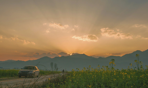 晚霞山脉道路汽车