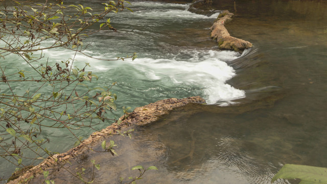 罗平多依河景区瀑布自然风光