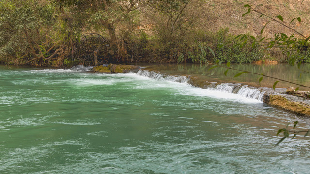 罗平多依河景区瀑布自然景观
