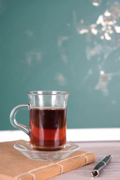 黑板前的一杯红茶