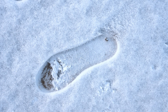白雪背景上的脚印