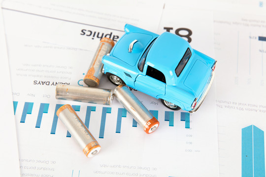 小汽车模型和干电池