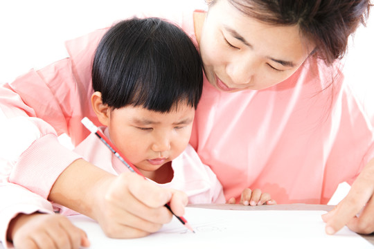 年轻妈妈教孩子如何画画