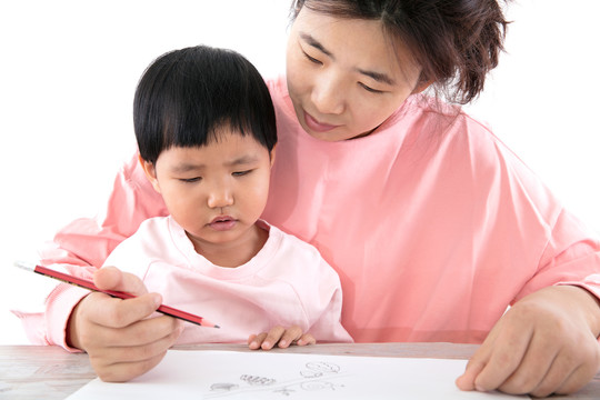 年轻妈妈教孩子如何画画