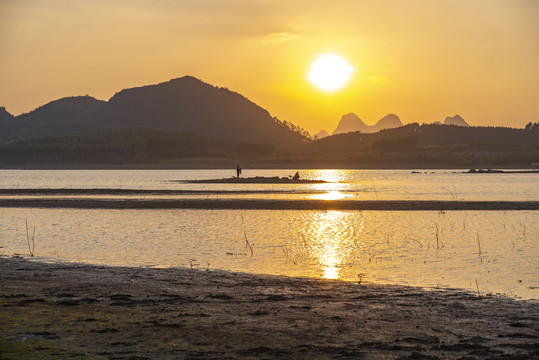 湖泊夕阳