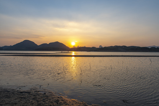 湖泊夕阳