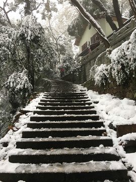 宝石山雪景