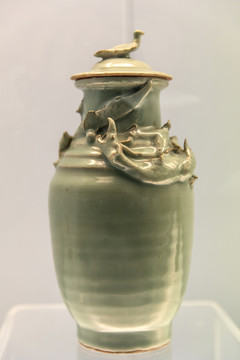 龙泉窑青釉堆塑蟠龙盖瓶