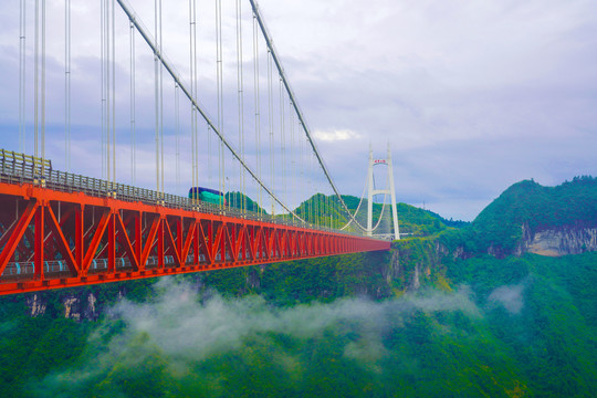 云雾中的湘西矮寨大桥