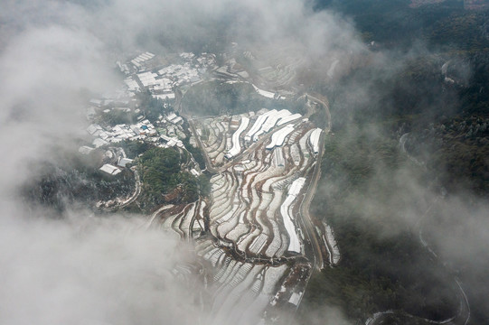 浙江丽水大山峰雪景山路