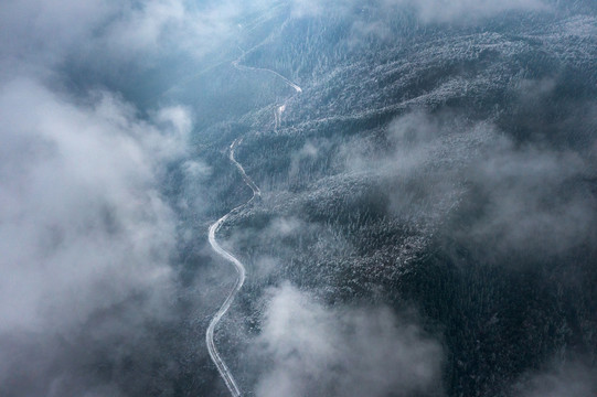 浙江丽水大山峰雪景山路