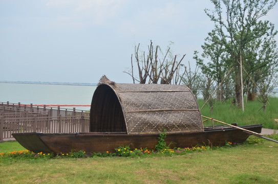 湖边景观船