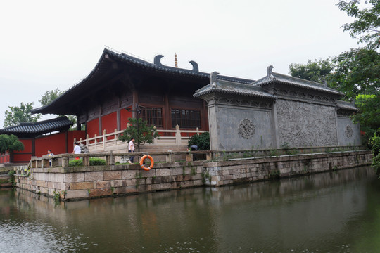 河畔仿古建筑