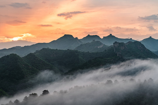 旅游景区金山岭长城日出