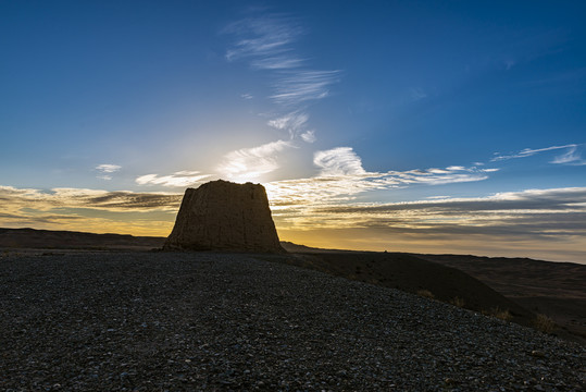 烽火台夕阳