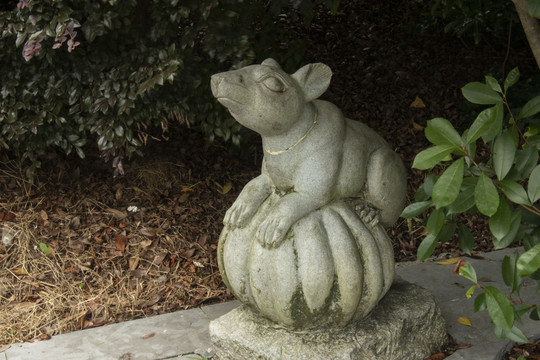 生肖老鼠雕像
