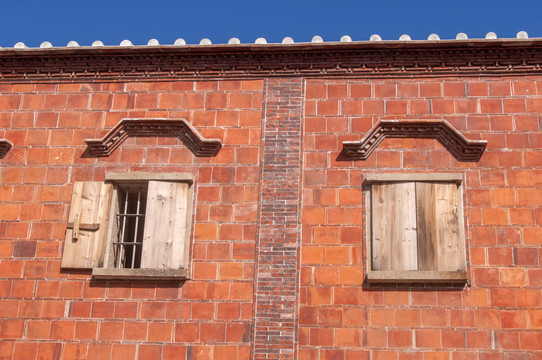 红砖墙旧窗户