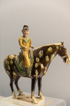 唐代彩色釉陶骑马男俑
