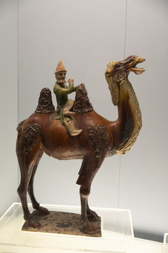 唐代彩色釉骆驼载乐伎俑