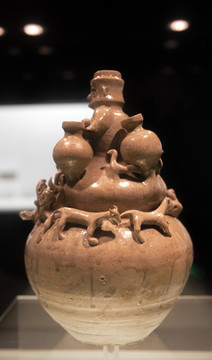 婺州窑青釉堆塑人物罐