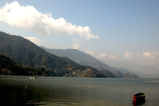 尼泊尔博卡拉费瓦湖的五彩船