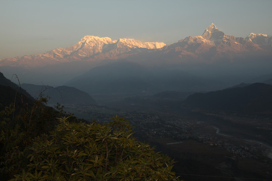 尼泊尔博卡拉的雪山日出