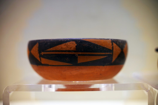 古代彩绘花纹陶罐