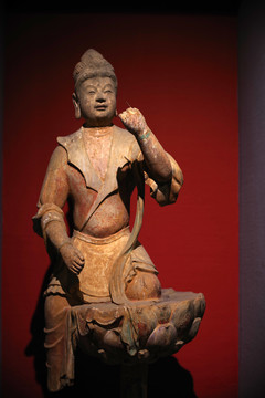 古代菩萨彩绘雕像