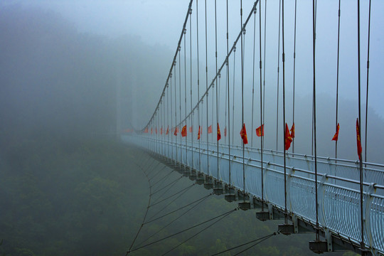 云雾里的桥