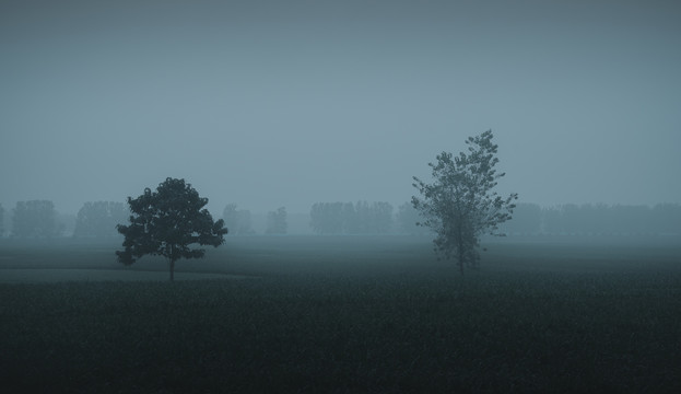 阴雨连绵村景