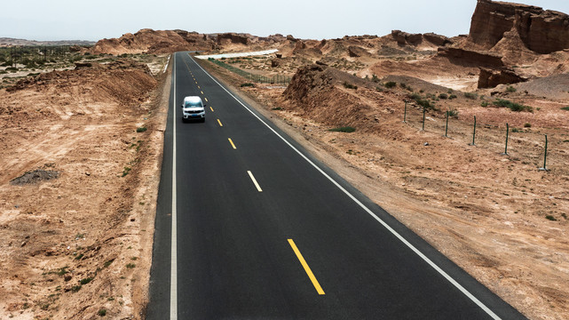 独库公路的雅丹风光