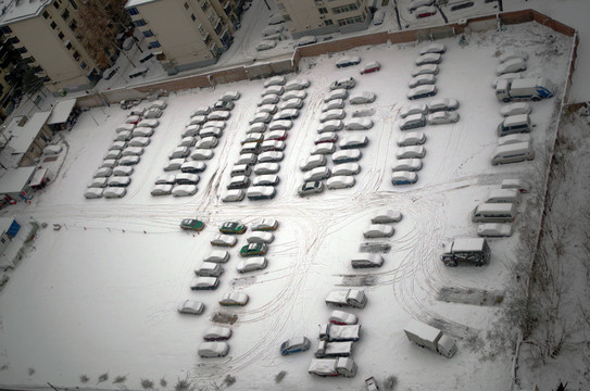 雪中停车场
