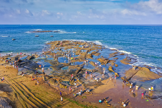 航拍日照灯塔风景区海滩