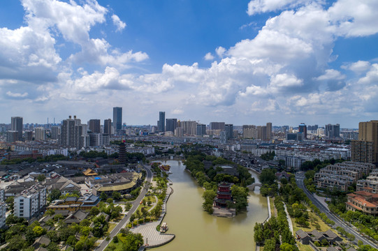 蓝天白云下的城市