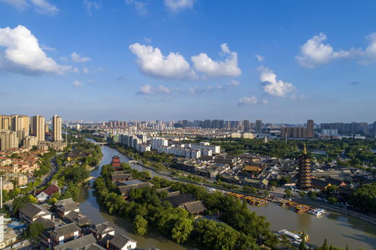 蓝天白云下的运河城市