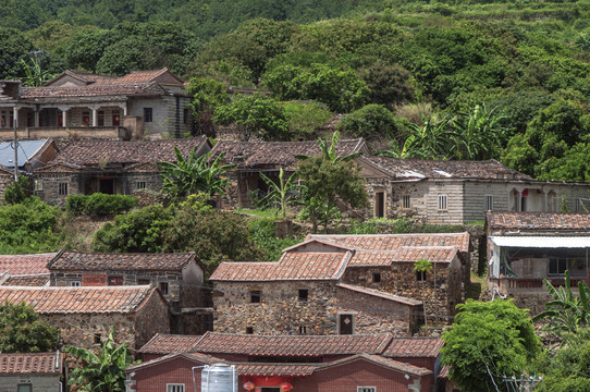 破旧无人居住的房子