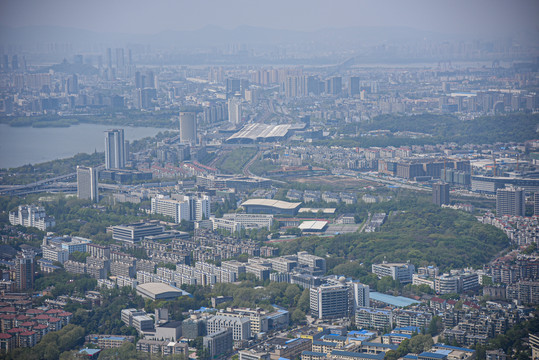 紫金山上俯瞰南京玄武湖城市风光