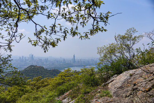 紫金山上俯瞰南京玄武湖城市风光